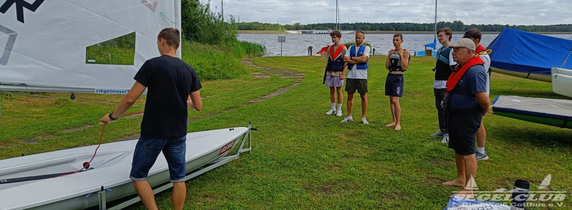 Facharbeit auf dem Wasser: Artem Haidai präsentiert Segeltechnik