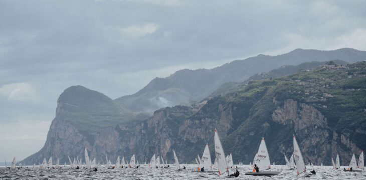 Trainingslager und internationale Regatta am Gardasee